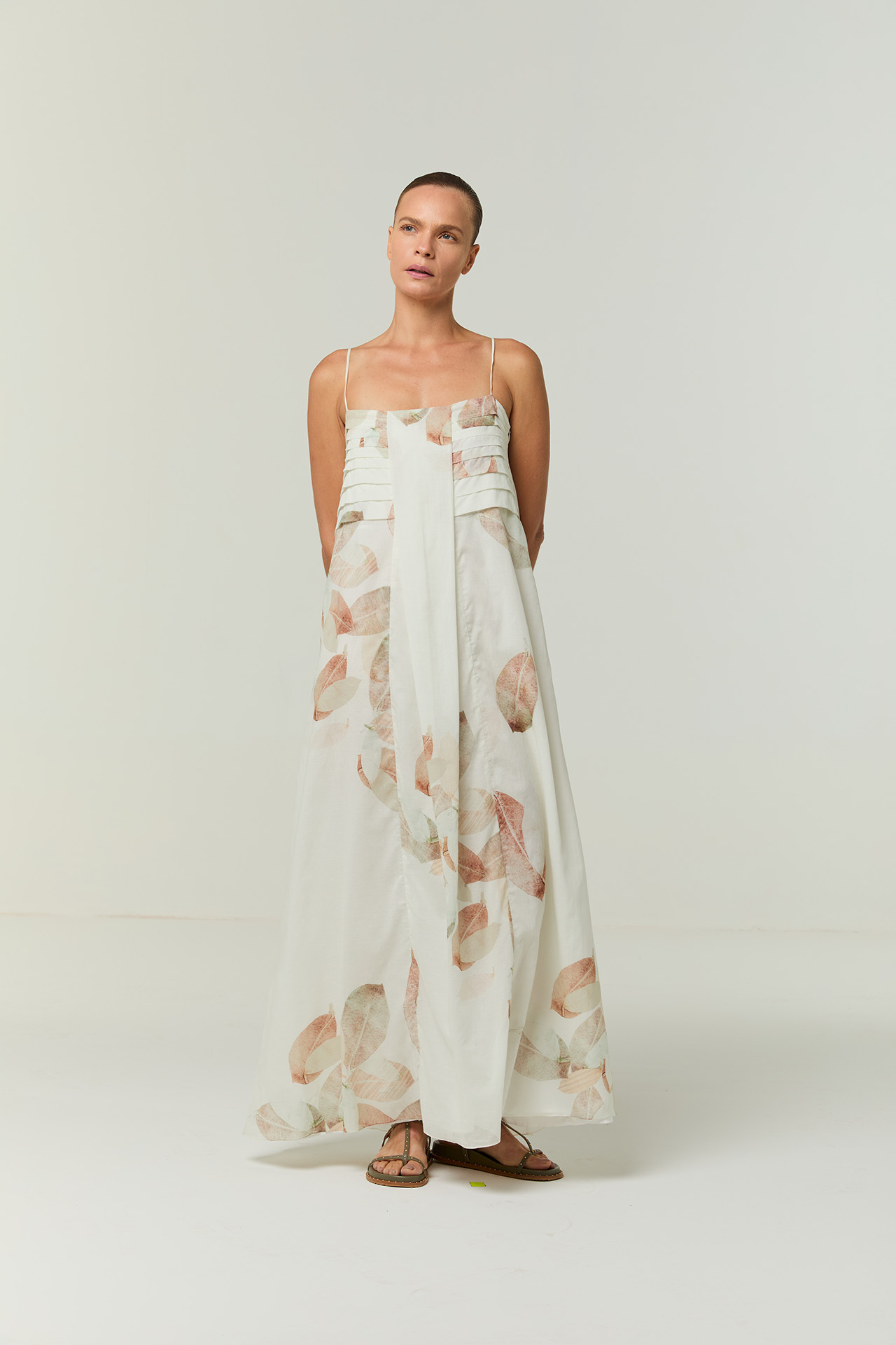 Vestido alcinha pregas voil