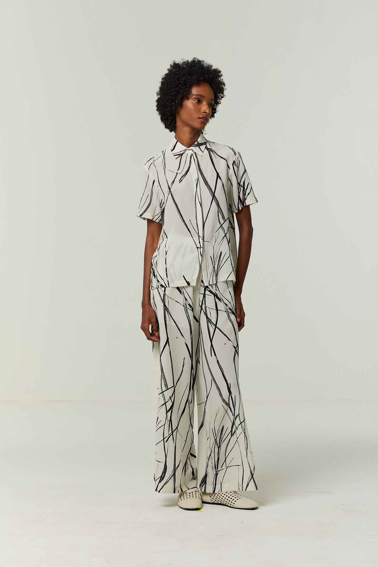 CONJUNTO CAMISA TURISTINHA + CALÇA ABERTURA LATERAL RAÍZES OFF