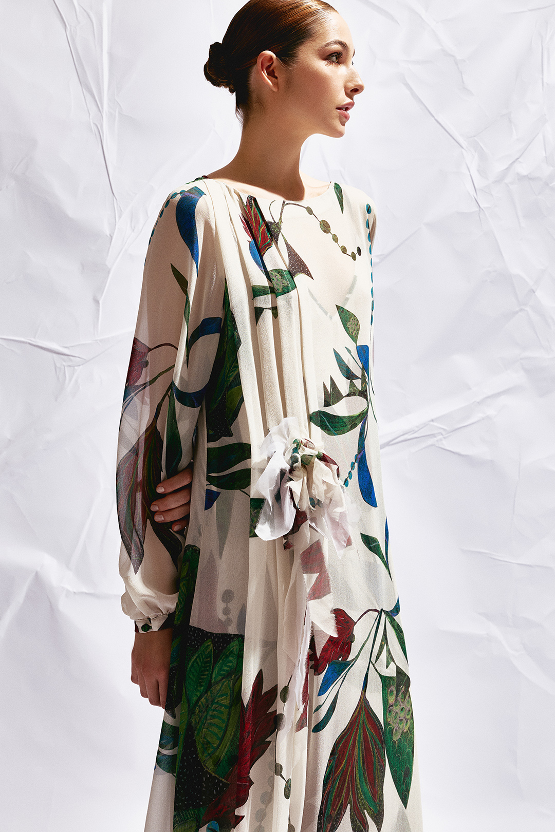 Vestido manga longa pregas com flor
