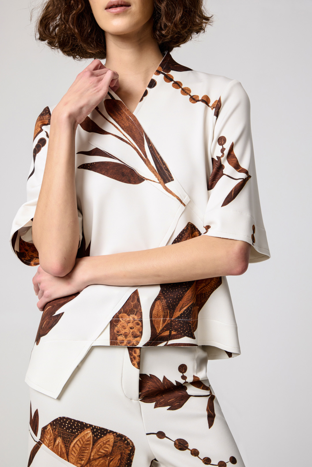 Blusa manga curta decote oriental