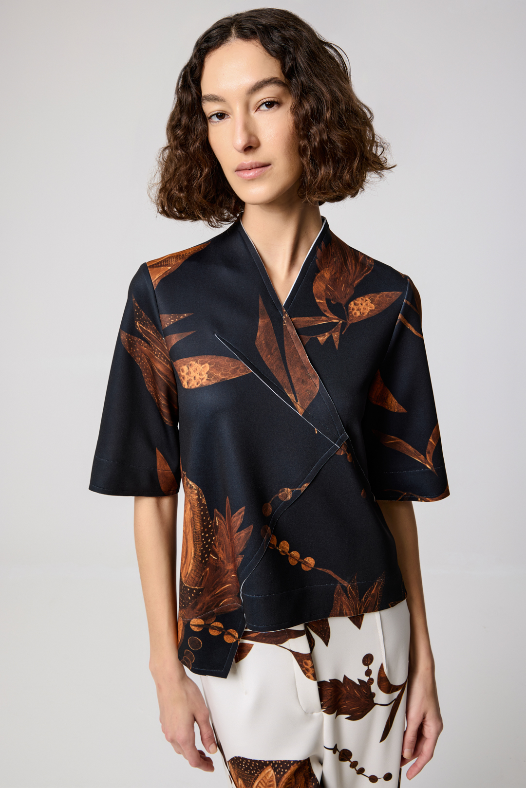 Blusa manga curta decote oriental