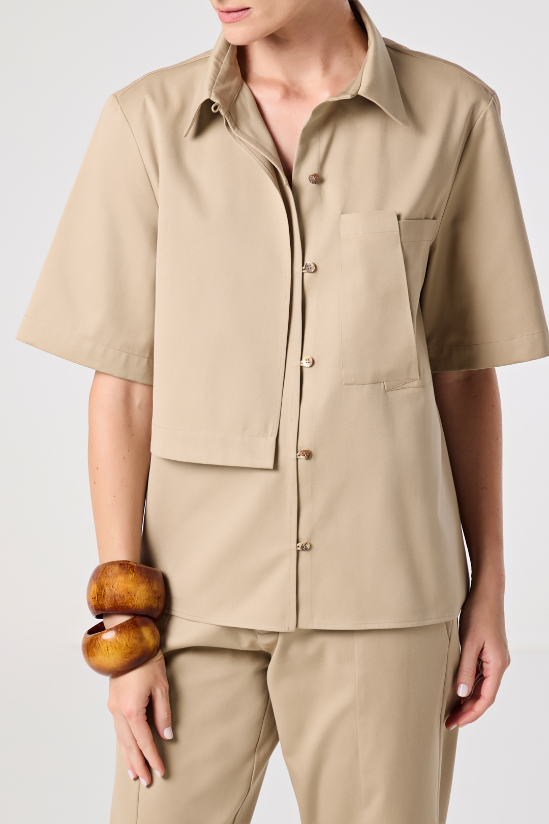 Camisa manga curta bolso dobradura